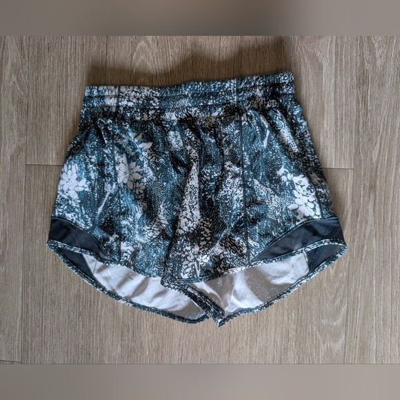 Lululemon Hotty Hot Short II *Long 4" - Picture 1 of 4